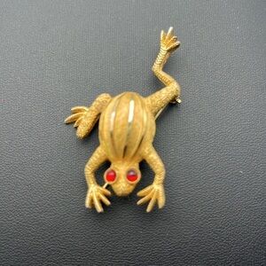 Vintage gold tone textured froggy frog pin brooch red eyes